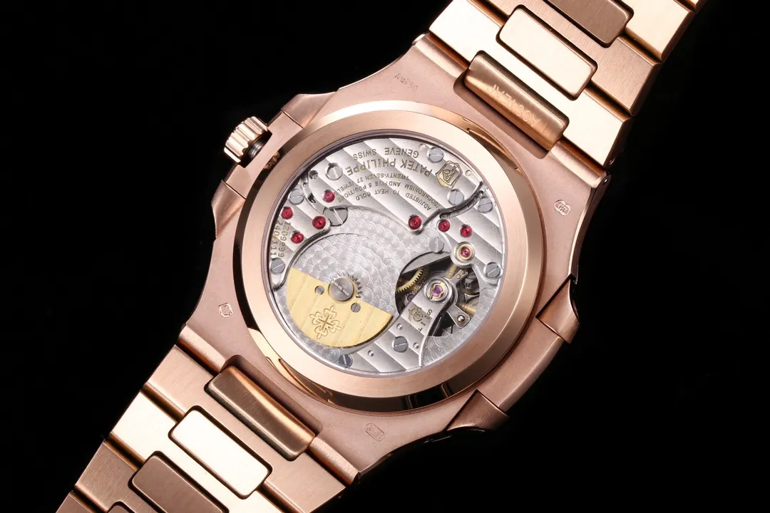 【Top replica】💰5320! Patek Philippe Nautilus 5712/1A-001 multi-function watch combines classic aesthetics and brings together the best of the past! [Case] ​​The size of the watch is 40 mm. The pillow-shaped case, which is the same as the original, adopts a combination of two processes: front brushing and side polishing, which has a clear sense of layering and full texture. Showing exquisite craftsmanship. [Strap] The original strap is tailor-made one to one. The central polished part of each strap can show the shape of a diamond, showing a high-end texture. [Movement] 3K Factory uses a customized version of PP.Cal.240 PS IRM C LU movement, which perfectly restores the original, date, true kinetic energy, and true moon phase functions. 3K ingenious work, welcome all watch friends to taste it!